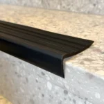 Protector Nariz Escalón Frigg Secure 7.5 cm Perfil de PVC Negro 1.2 m - Image 2