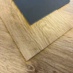 Piso Vinílico Pegable Glubase Listón Napol 2 mm LVT Tránsito Comercial Frigg 5.02m² - Image 3