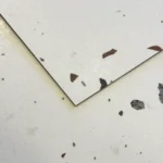 Piso Vinílico Pegable Glubase Listón Granit 1.5 mm LVT Tránsito Comercial Frigg 5.04m² - Image 3