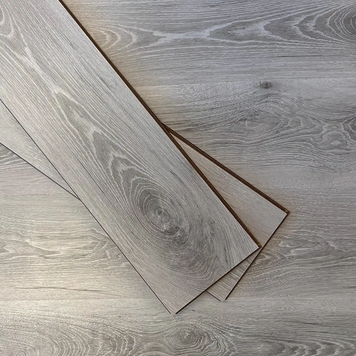 PF-54-1.webp Piso Flotante Frigg AquaPrime Gris 9.5 mm HDF Simil Madera Alto Tránsito 2.38 m² Caja - Image 1