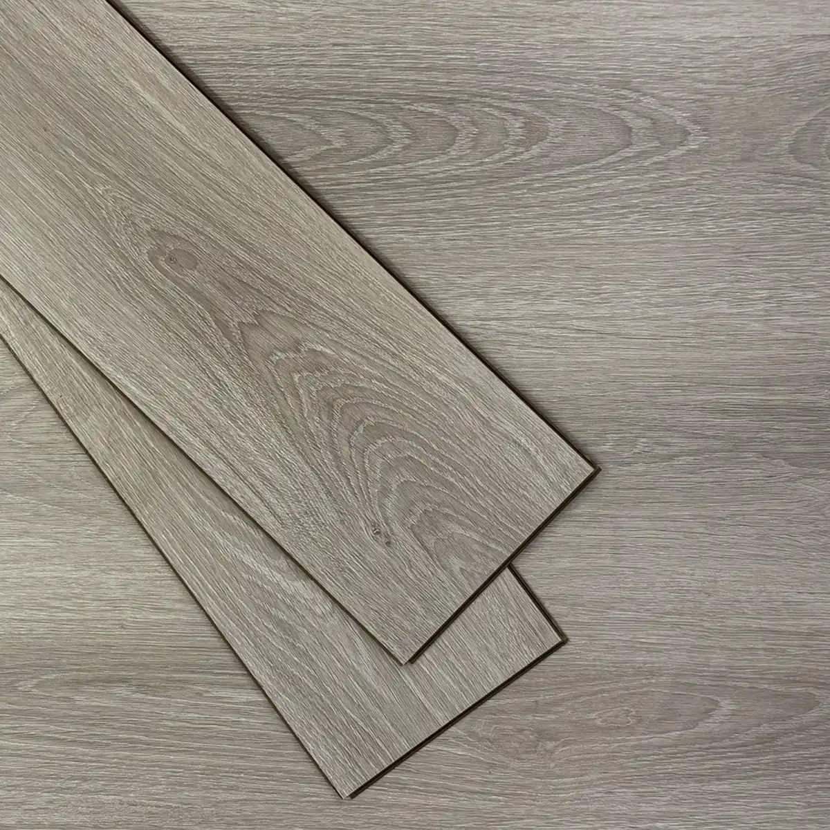 PF-FRBP04C-1.webp Piso Flotante Laminado Frigg Basic Pro Ceniza Click 7mm HDF Encerado 2.94m² AC3 - Image 1