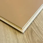 Piso Flotante Frigg FindMark Pino 8 mm HDF Madera Tránsito Comercial AC4 Caja 2.05m² - Image 3