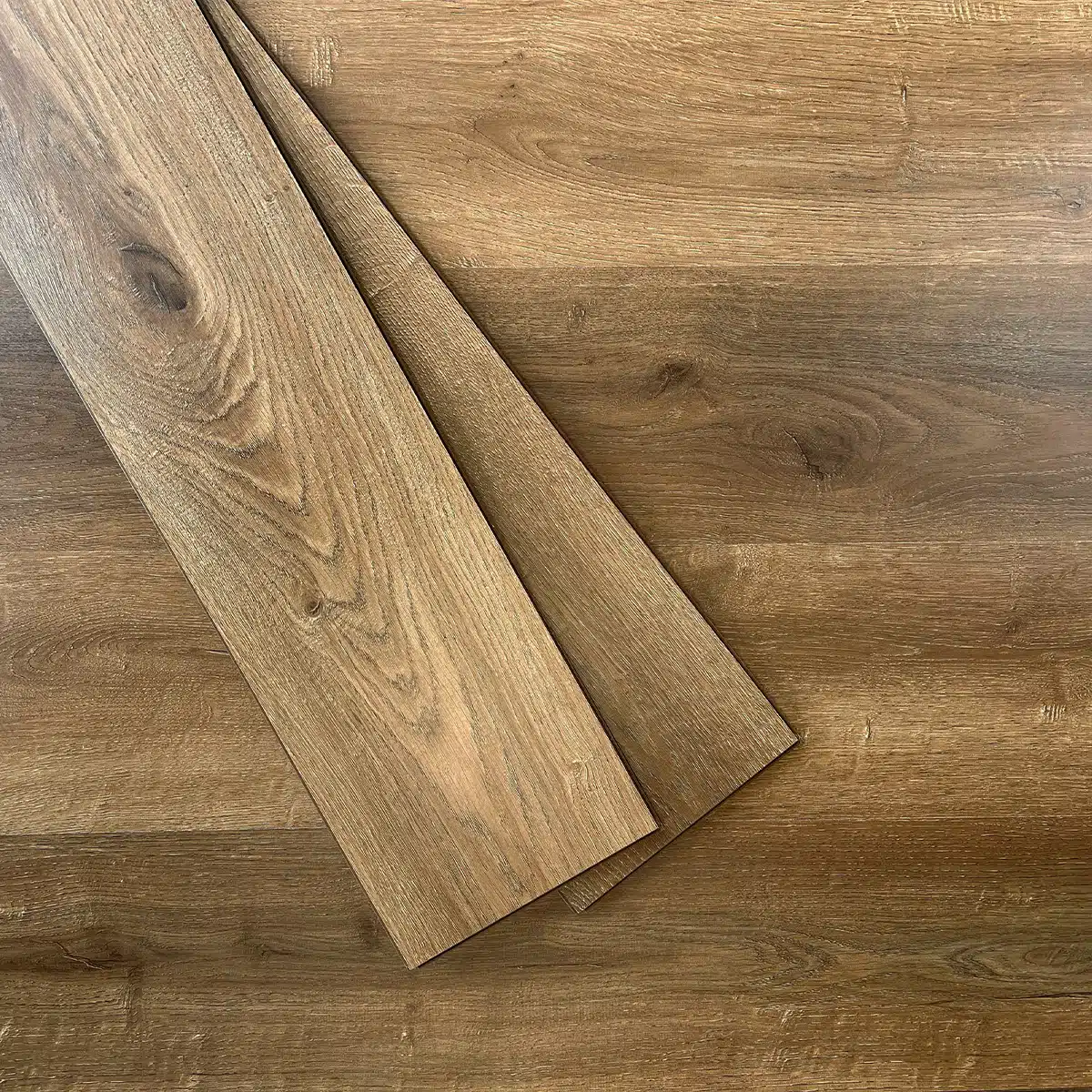 PF-FRWB01-ACONCAGUA-1.webp Piso Flotante Frigg Waterblock Roble Aconcagua 8 mm HDF Tránsito Comercial Click 2.44m² - Image 1