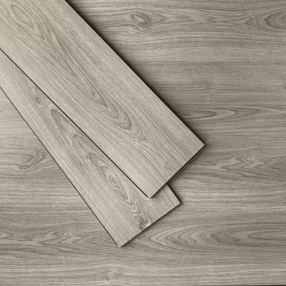 PF-FRWB02-GRIS-HIMALAYA-1.webp Piso Flotante Frigg Waterblock Gris Himalaya 8 mm HDF Tránsito Comercial Click 2.44m² - Image 1