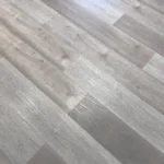 Piso Vinílico Kflooring Roble Gastado GluQuant  2.3 mm LVT Tránsito Comercial Pegable 4.51m² - Image 3