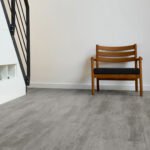 Piso Vinílico Kflooring Cemento GluCor 3.5 mm LVT Tránsito Comercial Alto Pegable 3.32m² - Image 2